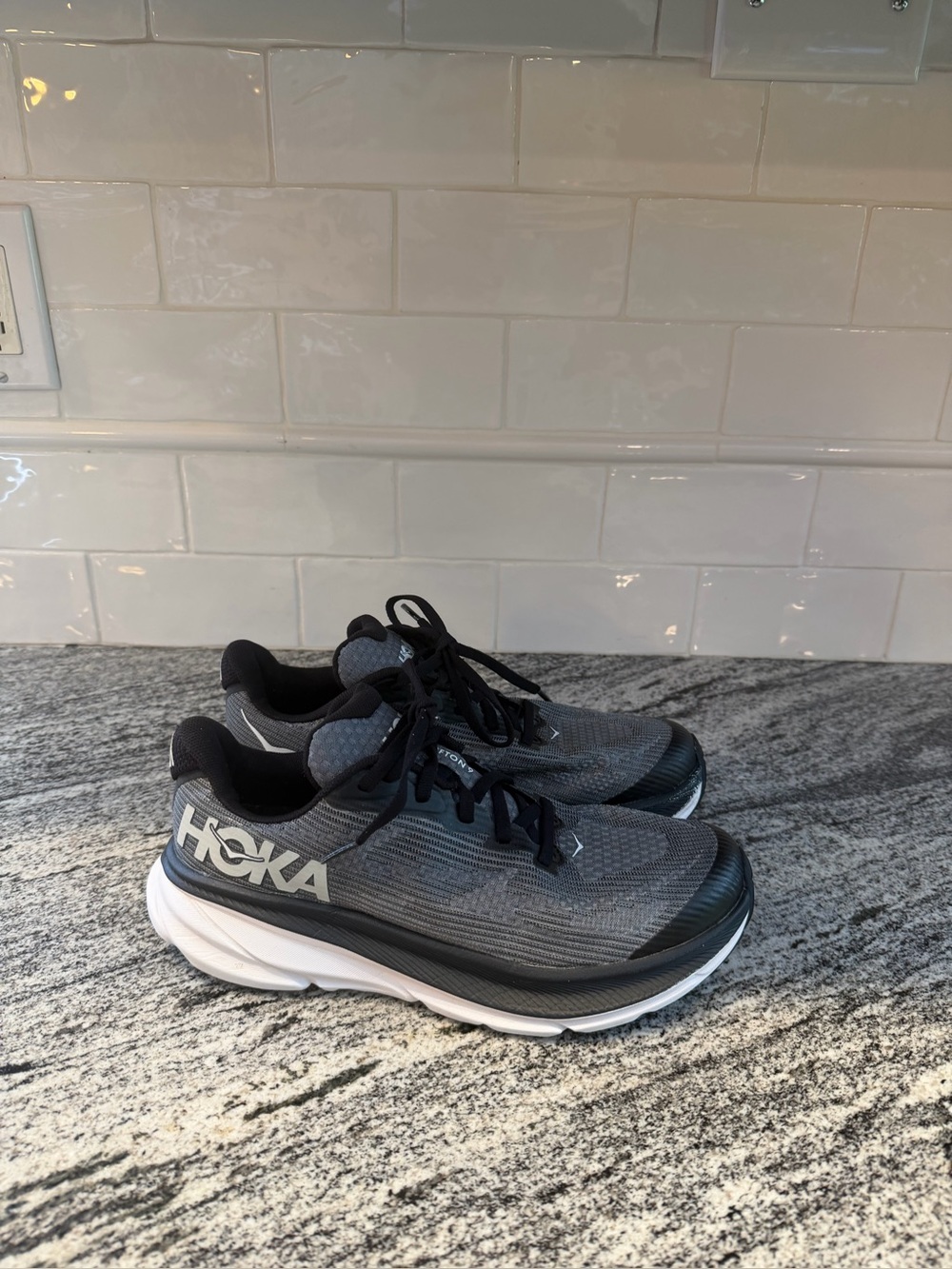 Youth Hoka Clifton 9 Size 6/Women’s 7.5